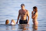 ibiza 17 juli 2013
Wendy Lizzy en Sem v Dijk en Erland Galjaard met zijn dochter Elena op het strand van Salinas. Ook de moeder van de Wendy was gezellig mee.
Peter Smulders bv