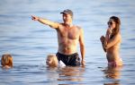 ibiza 17 juli 2013
Wendy Lizzy en Sem v Dijk en Erland Galjaard met zijn dochter Elena op het strand van Salinas. Ook de moeder van de Wendy was gezellig mee.
Peter Smulders bv