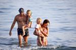 ibiza 17 juli 2013
Wendy Lizzy en Sem v Dijk en Erland Galjaard met zijn dochter Elena op het strand van Salinas. Ook de moeder van de Wendy was gezellig mee.
Peter Smulders bv