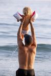 ibiza 17 juli 2013
Wendy Lizzy en Sem v Dijk en Erland Galjaard met zijn dochter Elena op het strand van Salinas. Ook de moeder van de Wendy was gezellig mee.
Peter Smulders bv