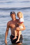 ibiza 17 juli 2013
Wendy Lizzy en Sem v Dijk en Erland Galjaard met zijn dochter Elena op het strand van Salinas. Ook de moeder van de Wendy was gezellig mee.
Peter Smulders bv
