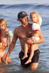 ibiza 17 juli 2013
Wendy Lizzy en Sem v Dijk en Erland Galjaard met zijn dochter Elena op het strand van Salinas. Ook de moeder van de Wendy was gezellig mee.
Peter Smulders bv