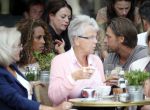 Amsterdam 9 augustus 2013
Glennis Grace met Nick ( vriend Roxeanne Hazes ) op terras bij Joffers. Nick is makelaar en gaat voor Glennis nieuwe woonruimte zoeken.
Peter Smulders bv