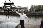 Amsterdam 10 juli 2013
Hans Klok doet stunt boven de Amstel  ivm zijn nieuwe show in carre.
Peter Smulders bv