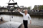Amsterdam 10 juli 2013
Hans Klok doet stunt boven de Amstel  ivm zijn nieuwe show in carre.
Peter Smulders bv