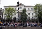 Amsterdam 10 juli 2013
Hans Klok doet stunt boven de Amstel  ivm zijn nieuwe show in carre.
Peter Smulders bv