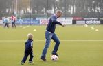 Amsterdam 23 oktober 2012
Heini Otto met zijn kleinkind op de toekomst bij ajax.
Peter Smulders bv