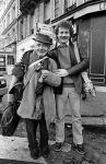Parijs, September 1983
Uitreiling Gouden Schoen in het Lido
Zilveren Schoen winnaar Peter Houtman, spelend voor Feyenoord
Verder op de foto Bep v Houdt, Henk Koster, Cor Mooy en Soenar Chamid in gesprek met een clochard.
Foto Peter Smulders BV