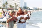 ibiza 11 juli 2013
Herman den Blijker met zijn vrouw en zoon Mats op coco beach.
Peter Smulders bv
