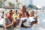 ibiza 11 juli 2013
Herman den Blijker met zijn vrouw en zoon Mats op coco beach.
Peter Smulders bv