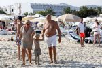 ibiza 11 juli 2013
Herman den Blijker met zijn vrouw en zoon Mats op coco beach.
Peter Smulders bv