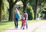 Volendam 5 juli 2013
Jan Smit met zijn zwangere vrouw Liza en dochtertje Emma aan het wandelen.
Peter Smulders bv