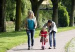 Volendam 5 juli 2013
Jan Smit met zijn zwangere vrouw Liza en dochtertje Emma aan het wandelen.
Peter Smulders bv