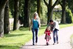 Volendam 5 juli 2013
Jan Smit met zijn zwangere vrouw Liza en dochtertje Emma aan het wandelen.
Peter Smulders bv