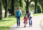 Volendam 5 juli 2013
Jan Smit met zijn zwangere vrouw Liza en dochtertje Emma aan het wandelen.
Peter Smulders bv