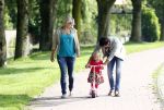 Volendam 5 juli 2013
Jan Smit met zijn zwangere vrouw Liza en dochtertje Emma aan het wandelen.
Peter Smulders bv