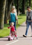 Volendam 5 juli 2013
Jan Smit met zijn zwangere vrouw Liza en dochtertje Emma aan het wandelen.
Peter Smulders bv