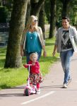 Volendam 5 juli 2013
Jan Smit met zijn zwangere vrouw Liza en dochtertje Emma aan het wandelen.
Peter Smulders bv
