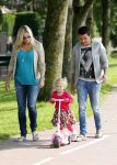 Volendam 5 juli 2013
Jan Smit met zijn zwangere vrouw Liza en dochtertje Emma aan het wandelen.
Peter Smulders bv