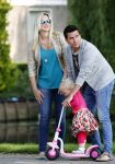 Volendam 5 juli 2013
Jan Smit met zijn zwangere vrouw Liza en dochtertje Emma aan het wandelen.
Peter Smulders bv