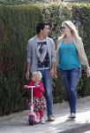 Volendam 5 juli 2013
Jan Smit met zijn zwangere vrouw Liza en dochtertje Emma aan het wandelen.
Peter Smulders bv