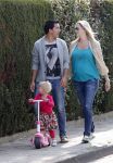 Volendam 5 juli 2013
Jan Smit met zijn zwangere vrouw Liza en dochtertje Emma aan het wandelen.
Peter Smulders bv