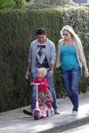 Volendam 5 juli 2013
Jan Smit met zijn zwangere vrouw Liza en dochtertje Emma aan het wandelen.
Peter Smulders bv