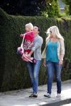 Volendam 5 juli 2013
Jan Smit met zijn zwangere vrouw Liza en dochtertje Emma aan het wandelen.
Peter Smulders bv