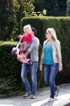 Volendam 5 juli 2013
Jan Smit met zijn zwangere vrouw Liza en dochtertje Emma aan het wandelen.
Peter Smulders bv