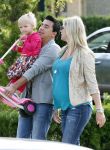 Volendam 5 juli 2013
Jan Smit met zijn zwangere vrouw Liza en dochtertje Emma aan het wandelen.
Peter Smulders bv