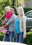 Volendam 5 juli 2013
Jan Smit met zijn zwangere vrouw Liza en dochtertje Emma aan het wandelen.
Peter Smulders bv