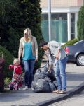 Volendam 5 juli 2013
Jan Smit met zijn zwangere vrouw Liza en dochtertje Emma aan het wandelen.
Peter Smulders bv