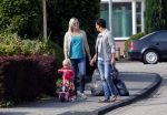 Volendam 5 juli 2013
Jan Smit met zijn zwangere vrouw Liza en dochtertje Emma aan het wandelen.
Peter Smulders bv