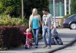 Volendam 5 juli 2013
Jan Smit met zijn zwangere vrouw Liza en dochtertje Emma aan het wandelen.
Peter Smulders bv