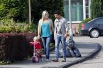 Volendam 5 juli 2013
Jan Smit met zijn zwangere vrouw Liza en dochtertje Emma aan het wandelen.
Peter Smulders bv