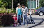 Volendam 5 juli 2013
Jan Smit met zijn zwangere vrouw Liza en dochtertje Emma aan het wandelen.
Peter Smulders bv