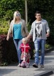 Volendam 5 juli 2013
Jan Smit met zijn zwangere vrouw Liza en dochtertje Emma aan het wandelen.
Peter Smulders bv