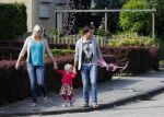 Volendam 5 juli 2013
Jan Smit met zijn zwangere vrouw Liza en dochtertje Emma aan het wandelen.
Peter Smulders bv