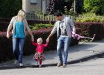Volendam 5 juli 2013
Jan Smit met zijn zwangere vrouw Liza en dochtertje Emma aan het wandelen.
Peter Smulders bv