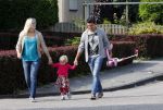 Volendam 5 juli 2013
Jan Smit met zijn zwangere vrouw Liza en dochtertje Emma aan het wandelen.
Peter Smulders bv