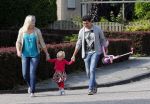 Volendam 5 juli 2013
Jan Smit met zijn zwangere vrouw Liza en dochtertje Emma aan het wandelen.
Peter Smulders bv