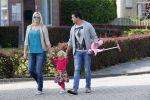 Volendam 5 juli 2013
Jan Smit met zijn zwangere vrouw Liza en dochtertje Emma aan het wandelen.
Peter Smulders bv