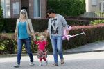 Volendam 5 juli 2013
Jan Smit met zijn zwangere vrouw Liza en dochtertje Emma aan het wandelen.
Peter Smulders bv