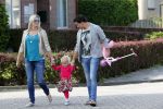 Volendam 5 juli 2013
Jan Smit met zijn zwangere vrouw Liza en dochtertje Emma aan het wandelen.
Peter Smulders bv