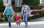 Volendam 5 juli 2013
Jan Smit met zijn zwangere vrouw Liza en dochtertje Emma aan het wandelen.
Peter Smulders bv