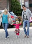 Volendam 5 juli 2013
Jan Smit met zijn zwangere vrouw Liza en dochtertje Emma aan het wandelen.
Peter Smulders bv