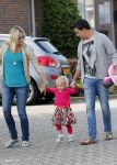 Volendam 5 juli 2013
Jan Smit met zijn zwangere vrouw Liza en dochtertje Emma aan het wandelen.
Peter Smulders bv