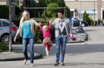Volendam 5 juli 2013
Jan Smit met zijn zwangere vrouw Liza en dochtertje Emma aan het wandelen.
Peter Smulders bv