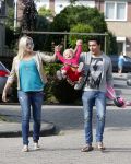 Volendam 5 juli 2013
Jan Smit met zijn zwangere vrouw Liza en dochtertje Emma aan het wandelen.
Peter Smulders bv