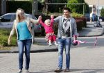 Volendam 5 juli 2013
Jan Smit met zijn zwangere vrouw Liza en dochtertje Emma aan het wandelen.
Peter Smulders bv